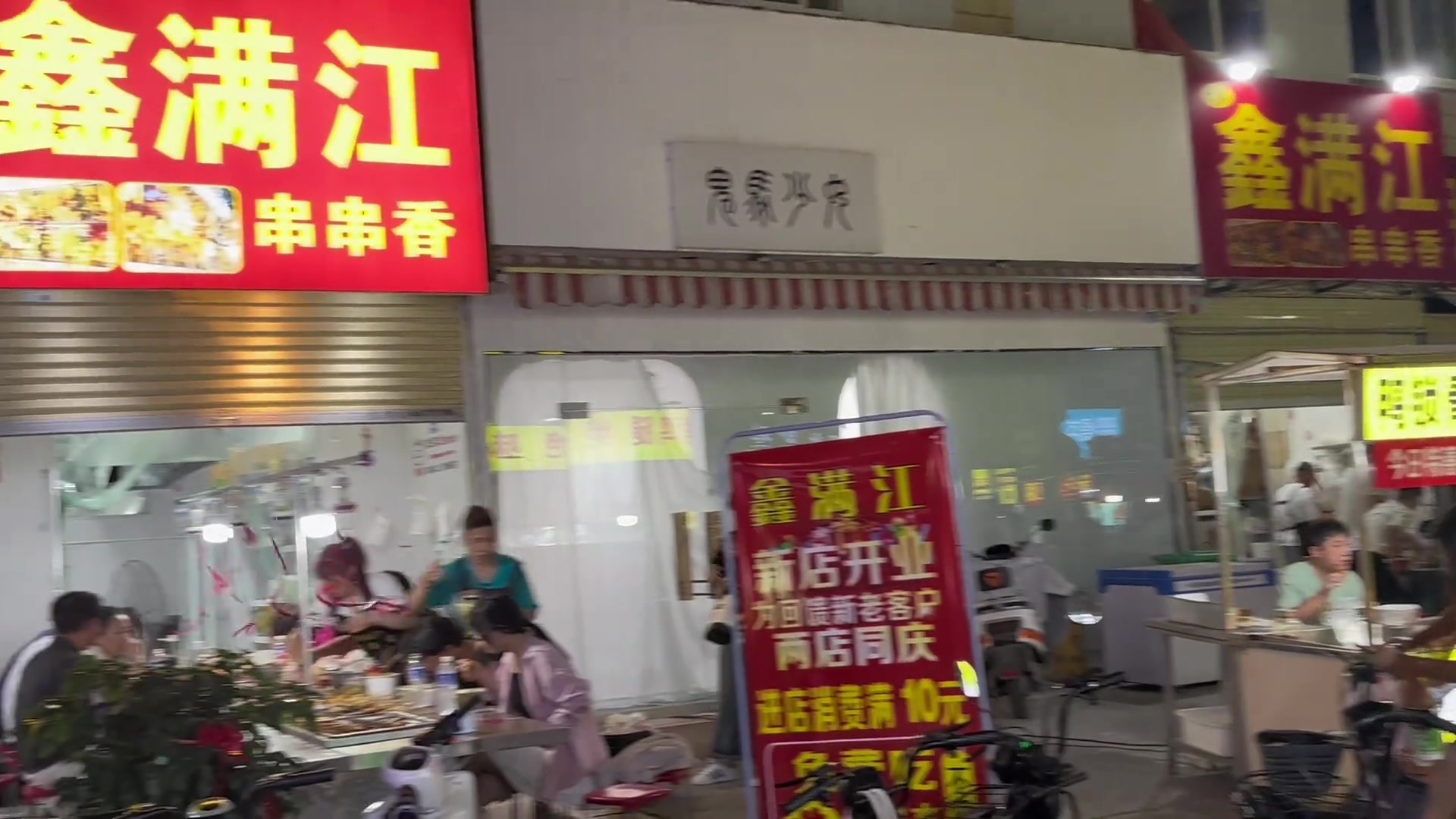 为什么中间这家没人吃啊？