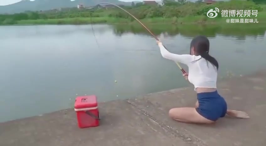 妹子钓个鱼动作怎么花里胡哨的
