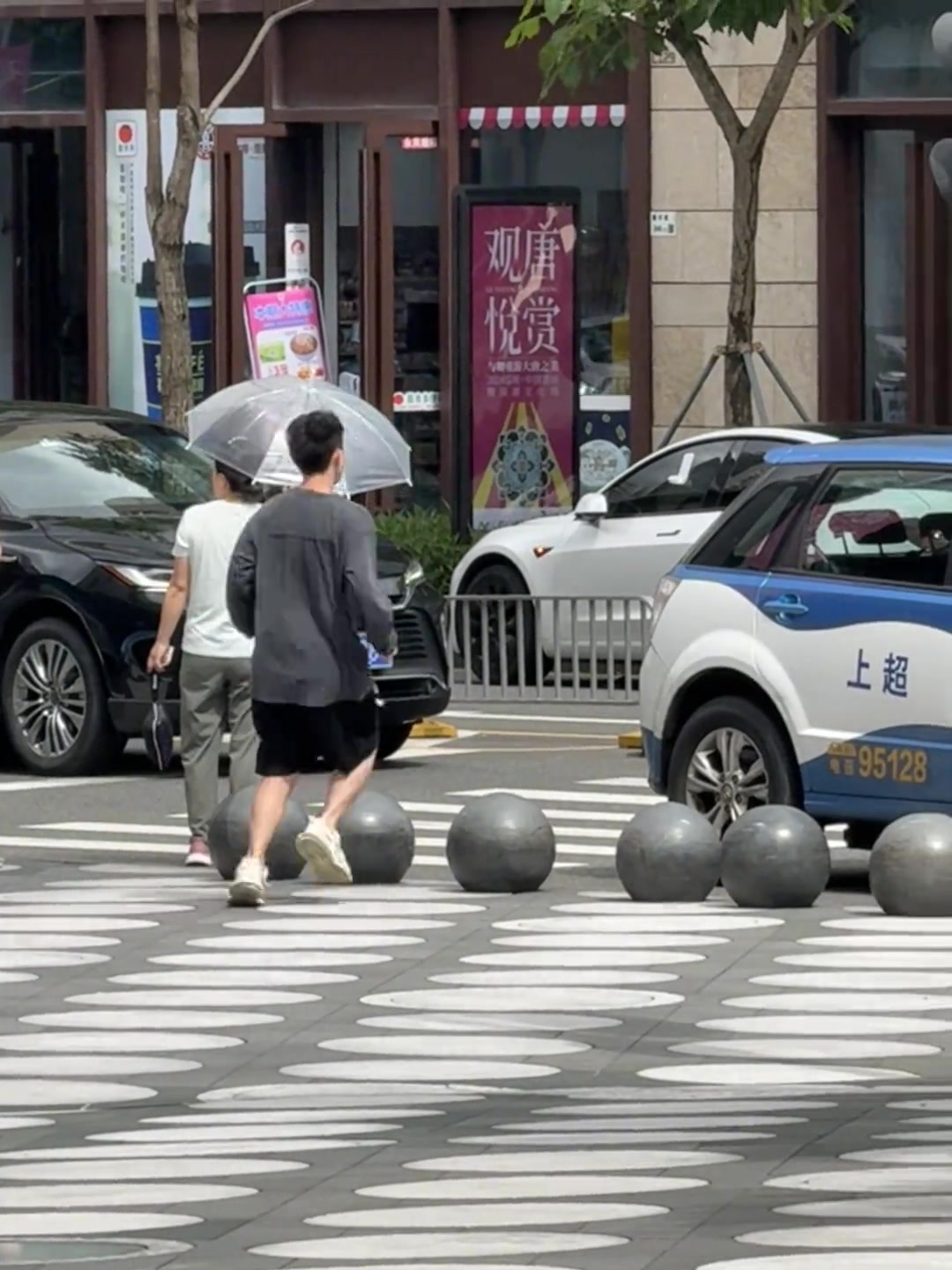 还能撤单吗？男子被贴单后飞快跑向交警！