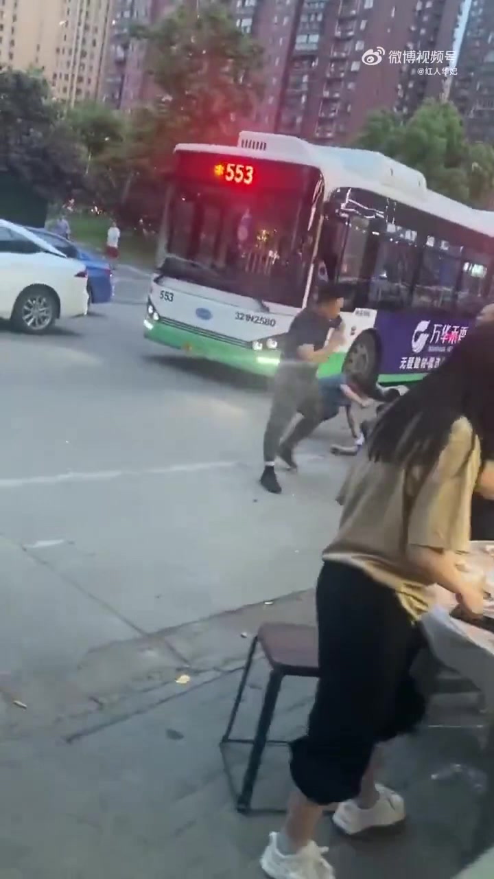 双方对打，明显不是一个级别啊……这拳法怎么破