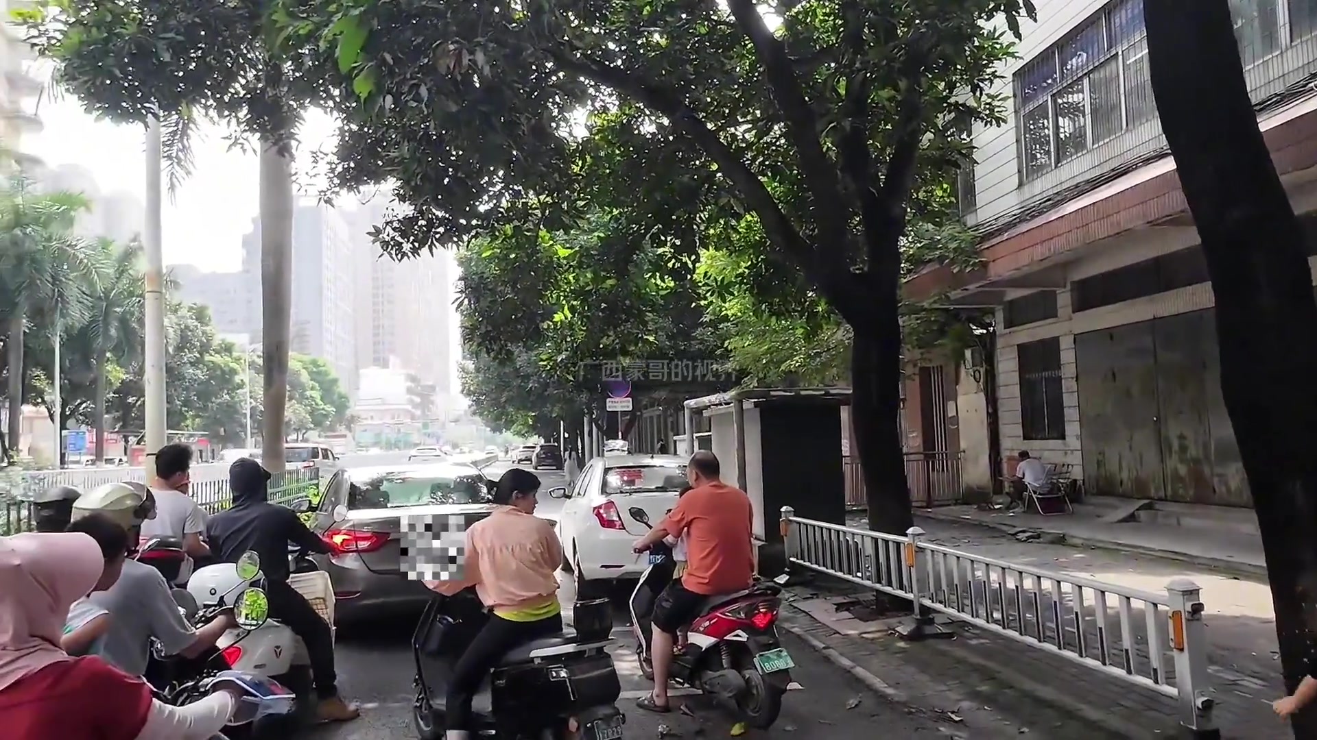 小车在路边倒车，后边的电动车不想给小车让道！