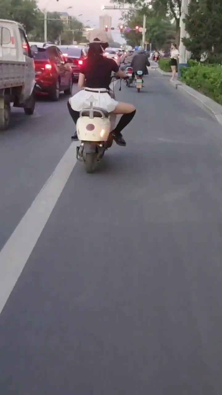 这是什么姿势？她这样开车不就全走光了？