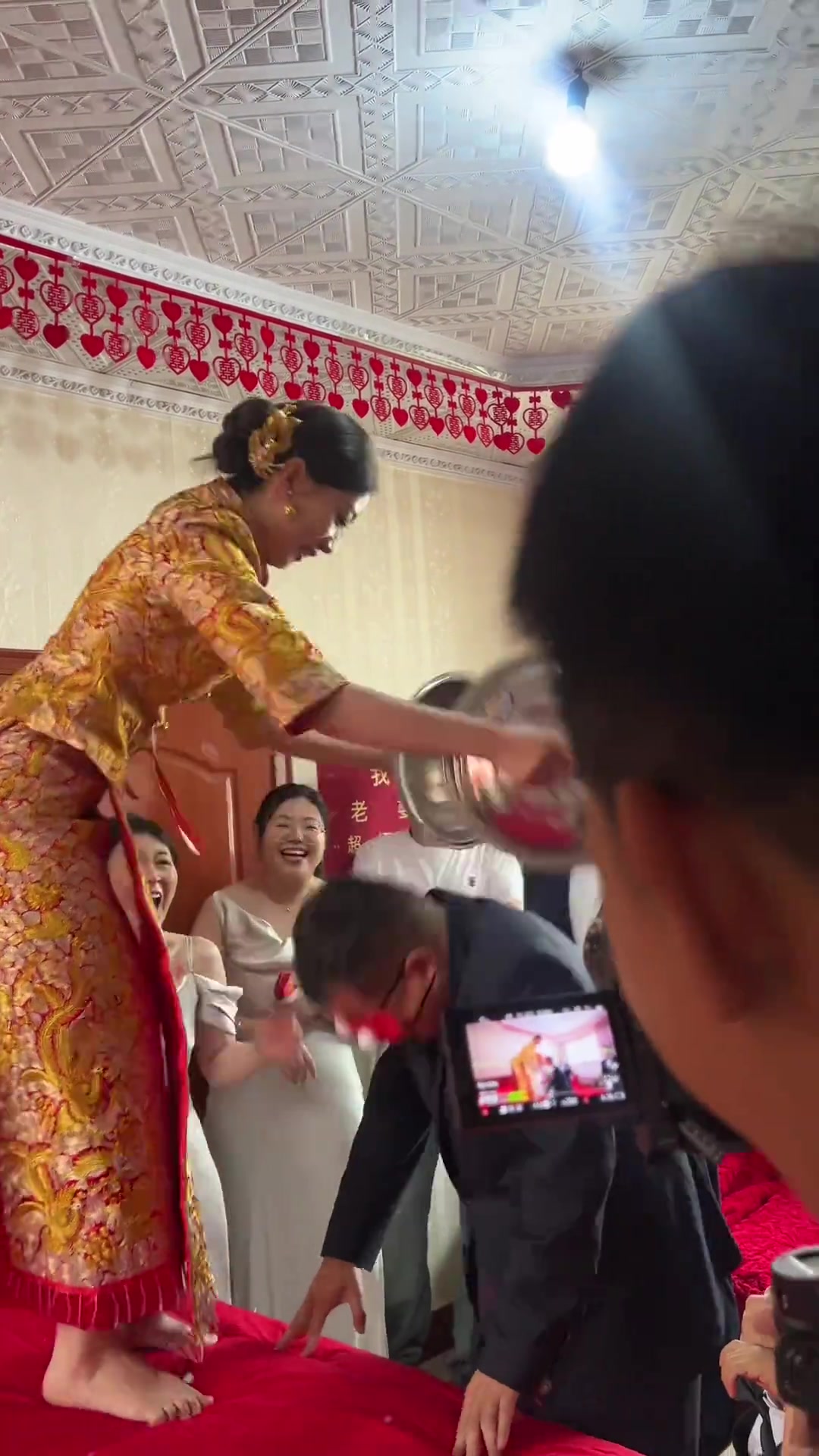 看似是新郎都躲开了，其实是新娘没往头上夹！