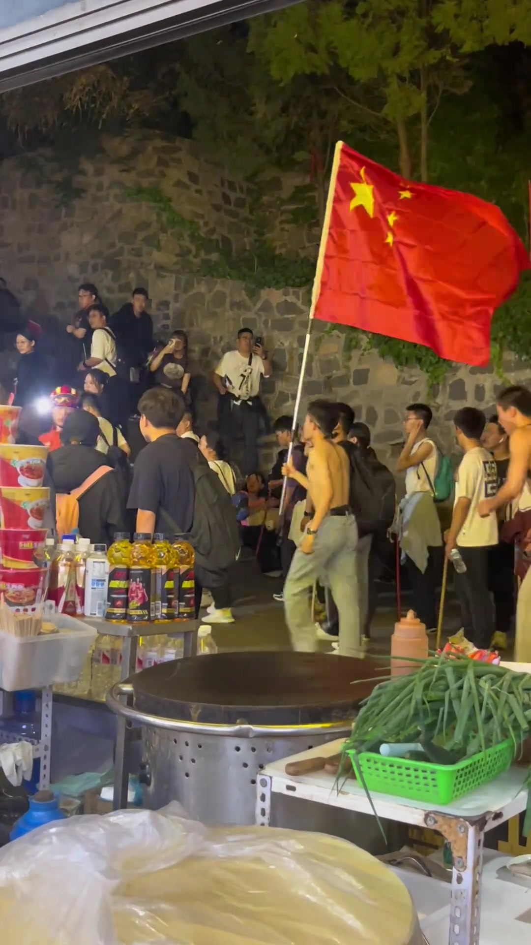 消防员：你一句青春没有售价，我们从山顶抬到山下