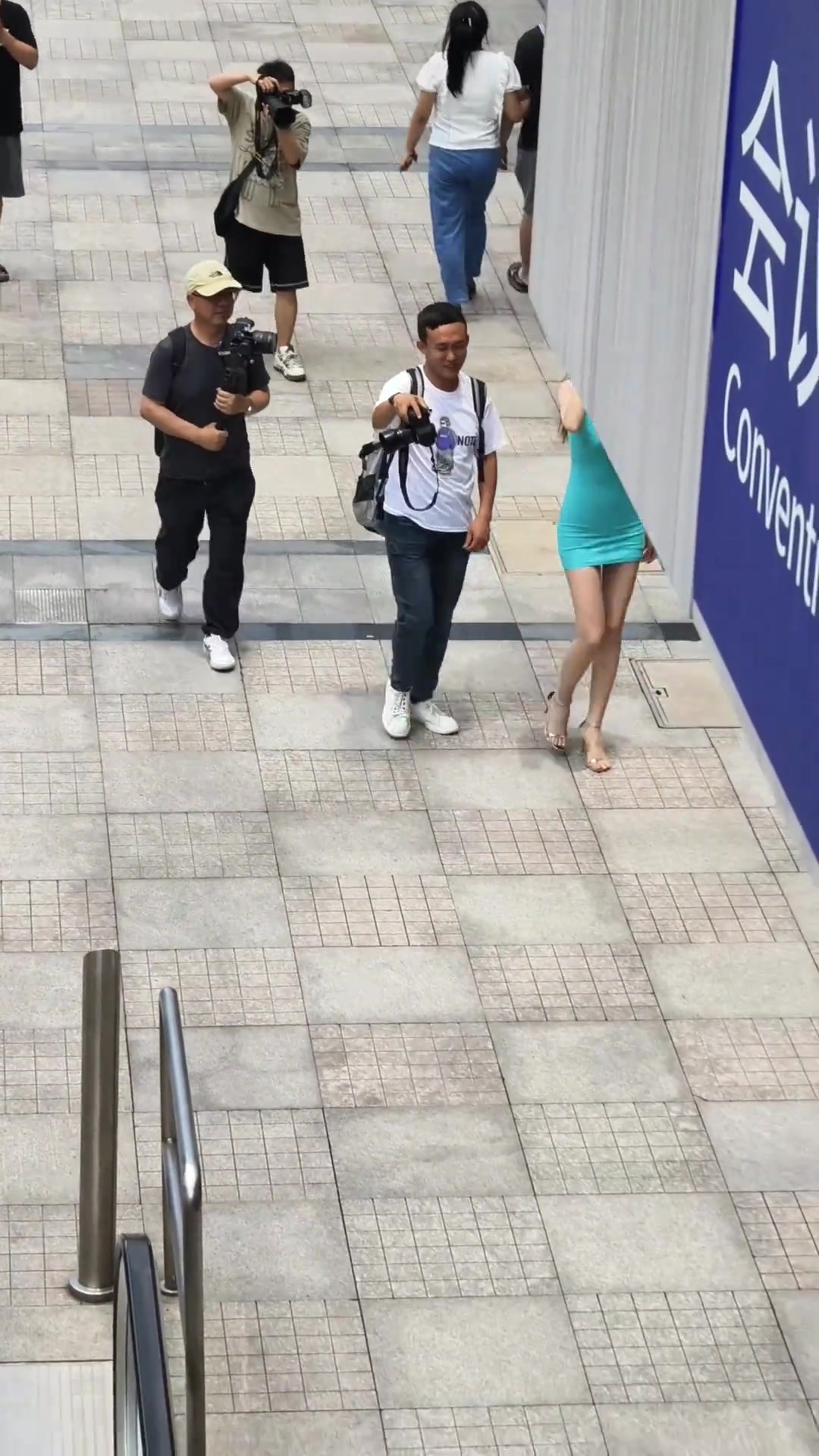 只要你会摄影有专业相机，就可以随意和美女沟通！