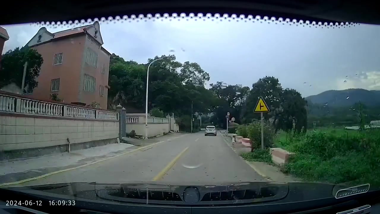 太惊险了！小孩在路上乱跑差一点就撞上了！