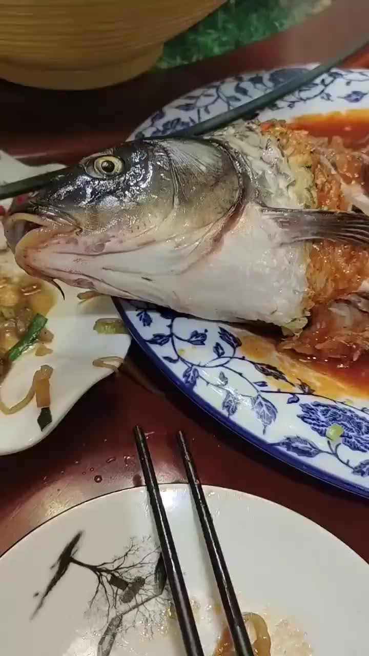这鱼头是后来拼上去的还是真就煮完是这样啊？
