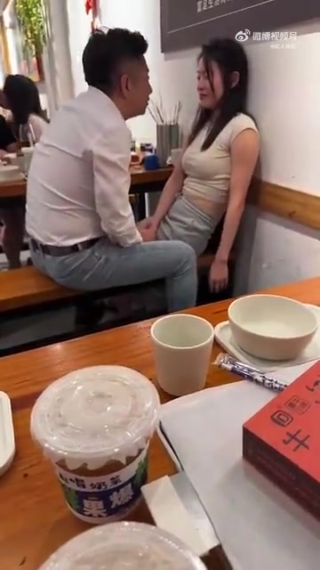 大哥把大姐亲得眼神都迷离了