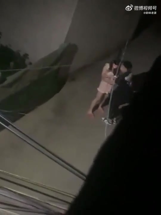 啥情况啊？小情侣吵架男子给女子跪下了