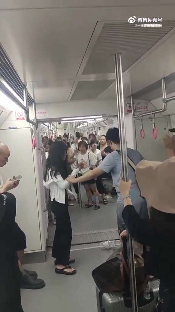 阿姨认为女孩在偷拍他儿子，于是用手中的水壶将女孩的头打破