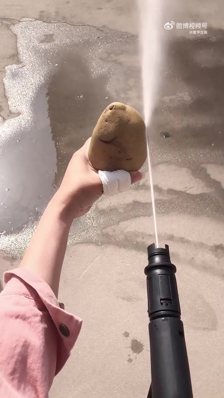 水的冲击堪比切割机！她手就是这么玩受伤的吧
