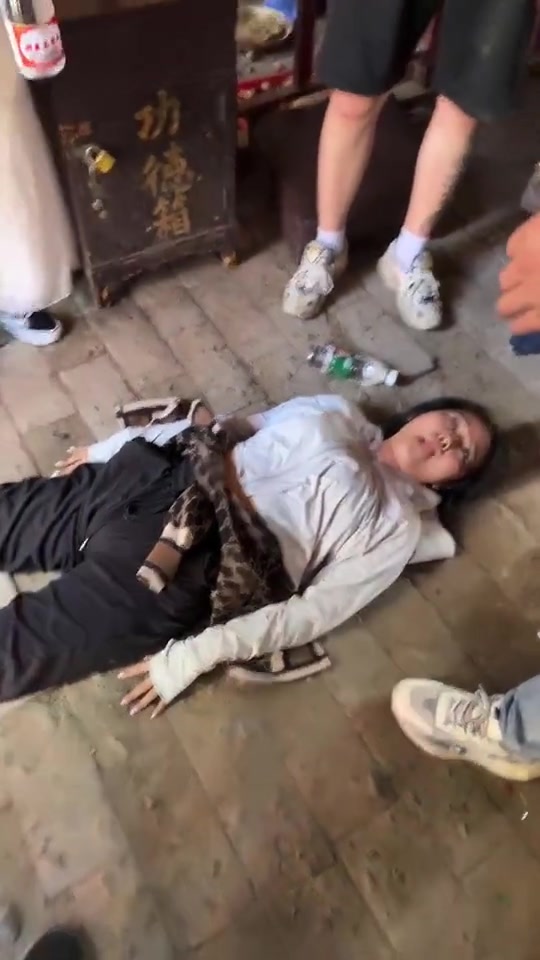 这舌头是什么情况！女子躺在地板上不停抽搐舌头