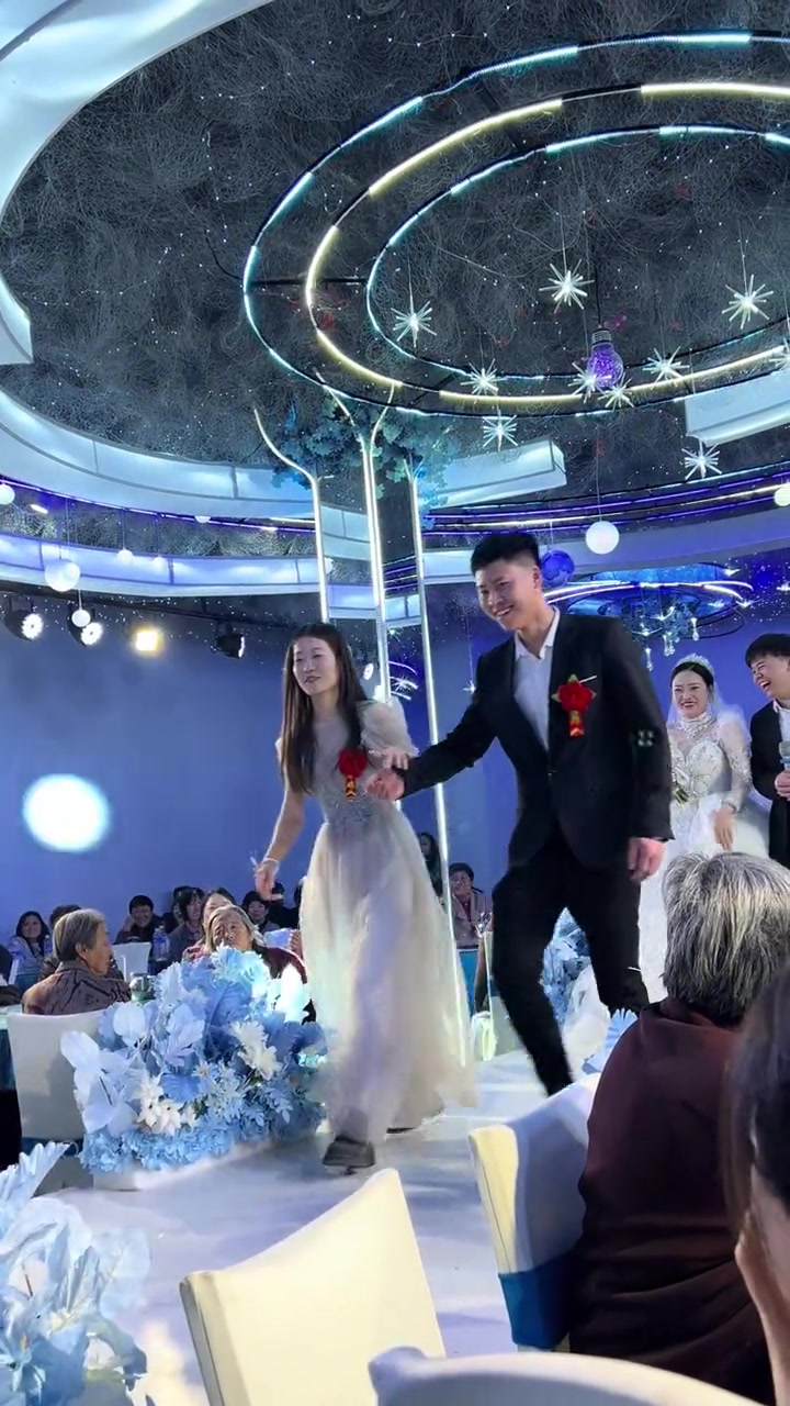 一点都不尊重女性，不牵手你当啥伴郎