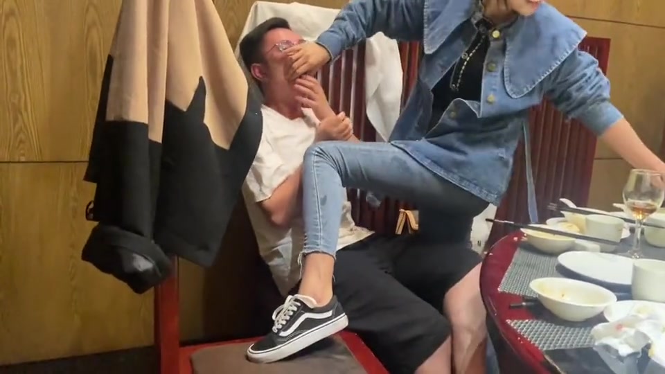 她是喝多了嘛？竟然坐小哥哥身上灌酒