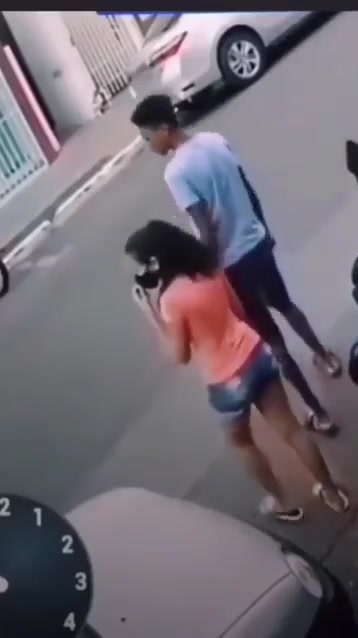 小哥这一冲不但挽回了一条生命，更是挽救了一个家庭！