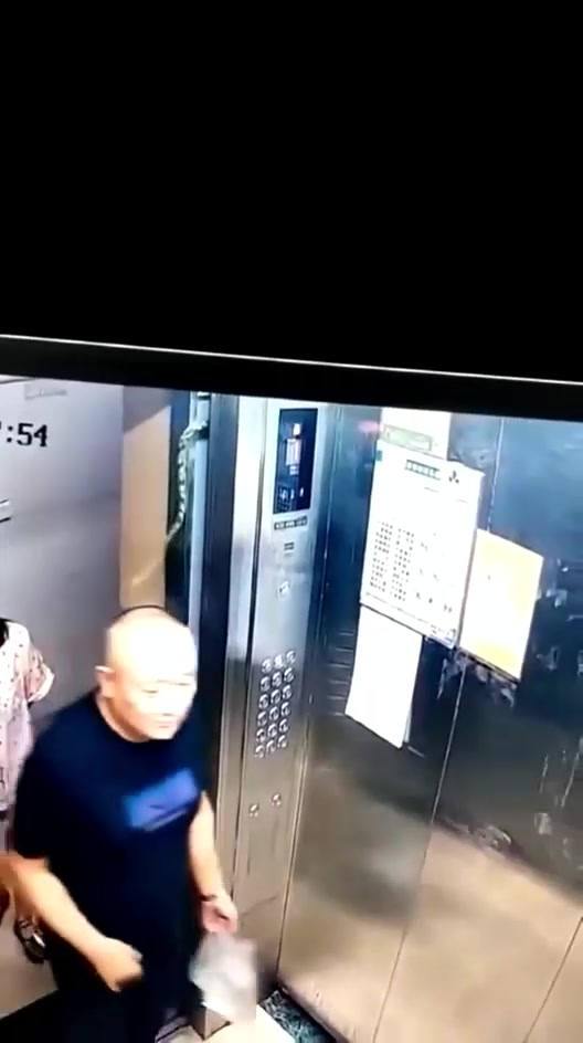 电梯惊险蛇！这位女士估计都不敢乘这部电梯了