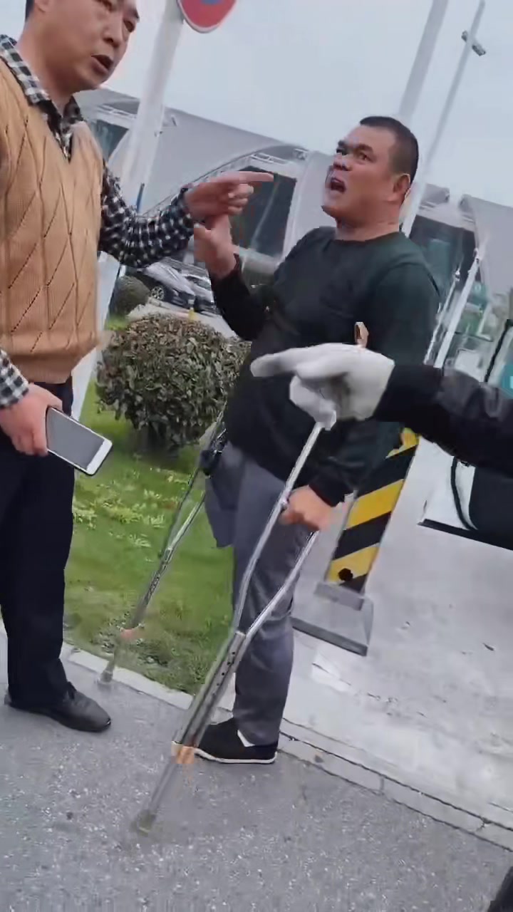 腿少了一条，丝毫不影响他跟别人起冲突