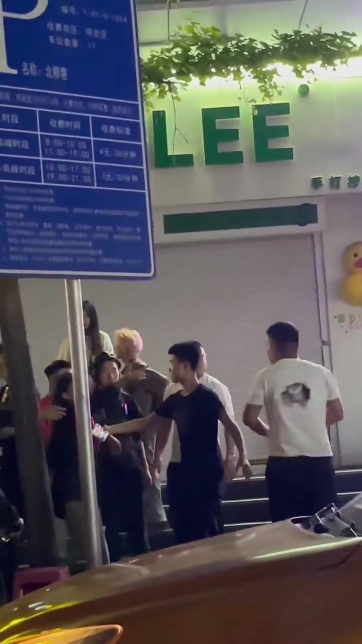 被惹急了！小拳拳打一下算了，还对脸招呼