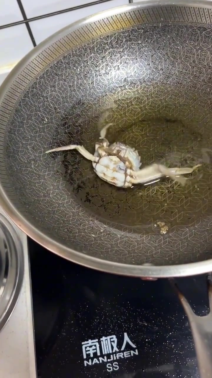 好懂事的螃蟹！知道走出舒适圈就会变成熟