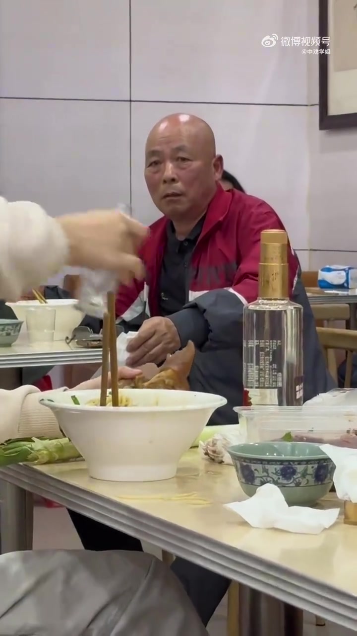 大爷开始是惊恐，然后是质疑，后面是欣赏，最后是崇拜