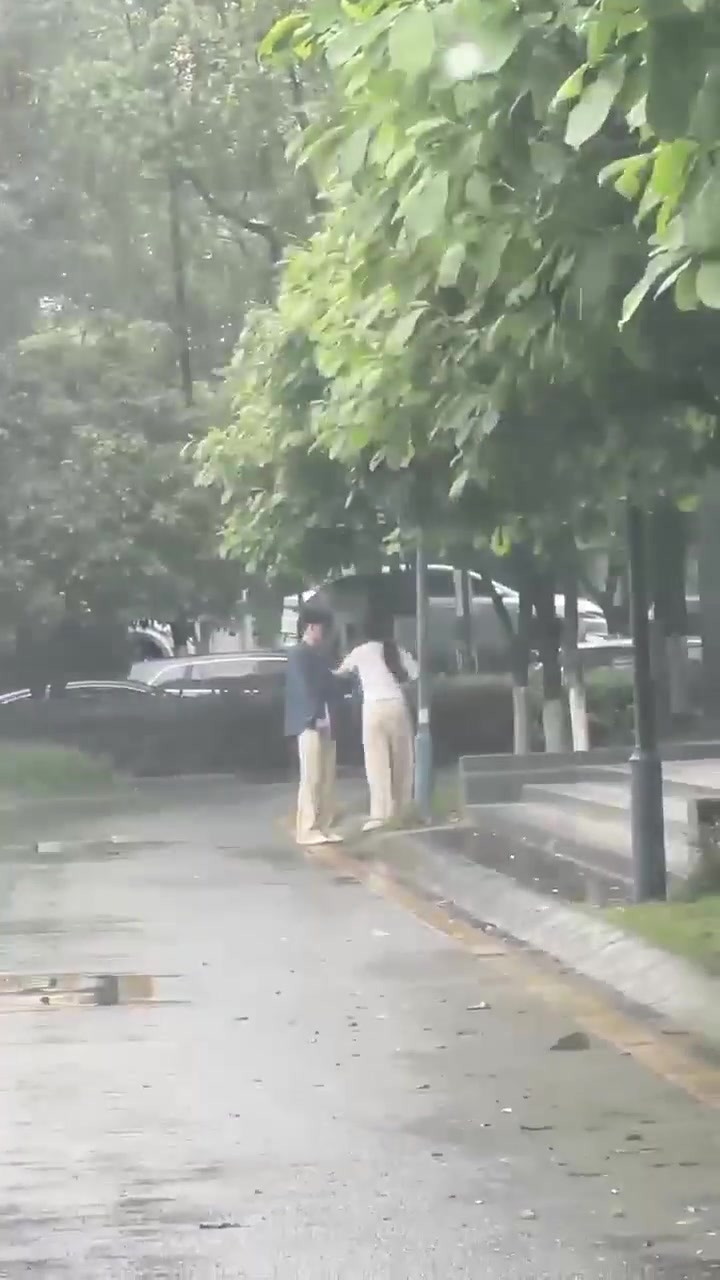 年轻人的爱情太复杂了！被扇10多个耳光还为女孩撑着伞