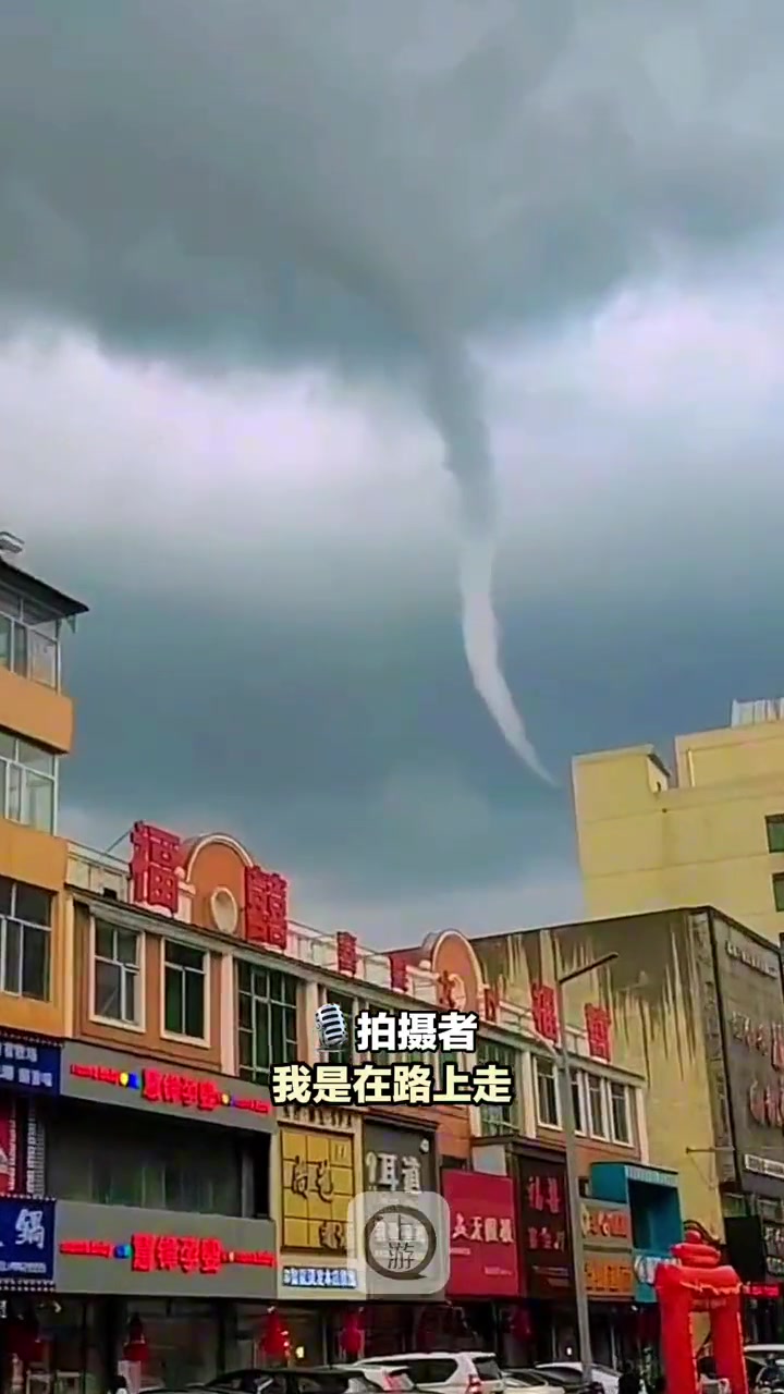 黑龙江绥化惊现“龙吸水” 像巨龙把水不断吸入云层