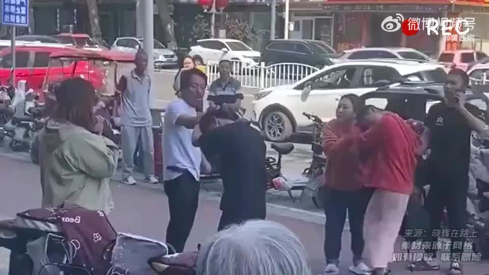 女儿和男友外出被父亲抓到，被质问：她才多大？？