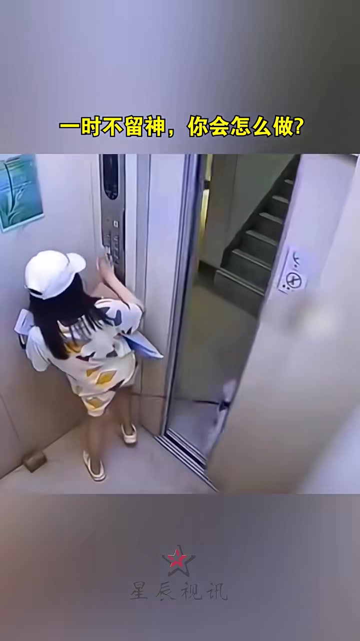 狗绳卡电梯上楼！女子疯狂哭喊救命、妈妈却无济于事！