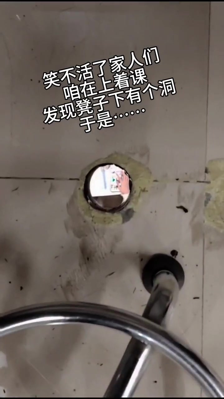 当你在凝视深渊时，深渊在刷手机！