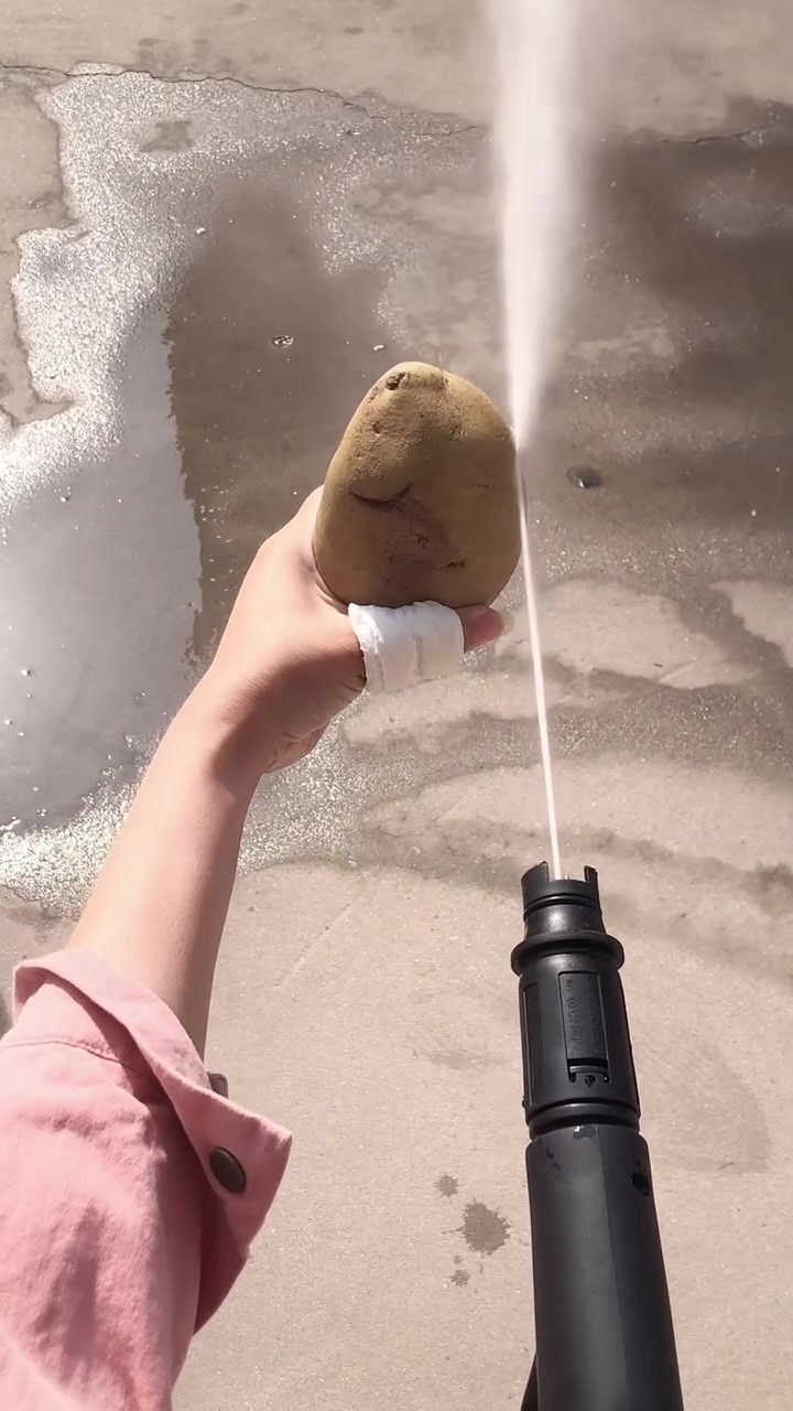 现在知道她手为什么受伤了吧！