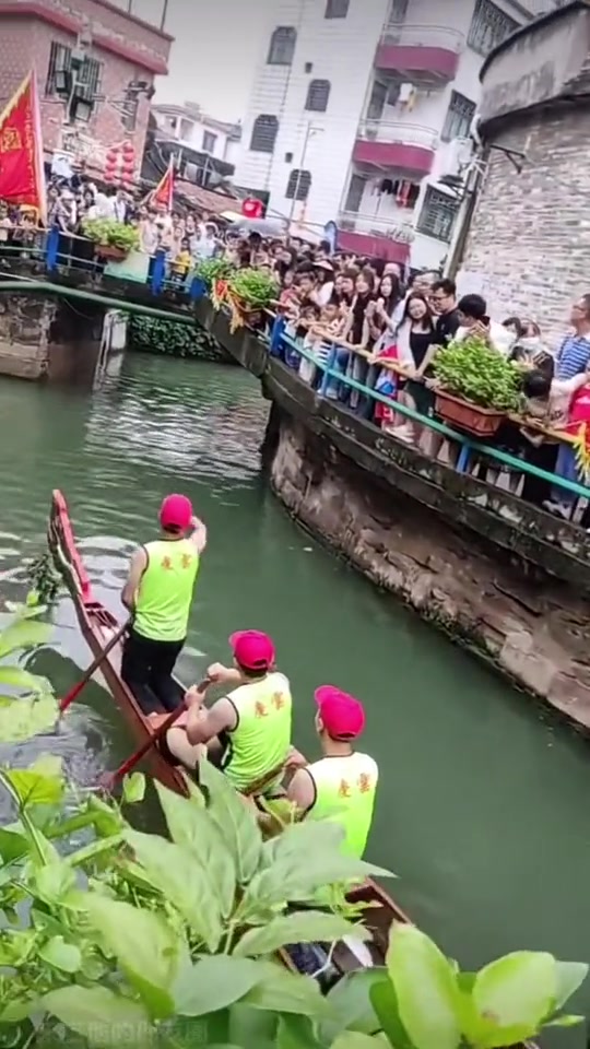 龙舟过桥洞，桥上不能站人！吧友知道是什么风俗吗？