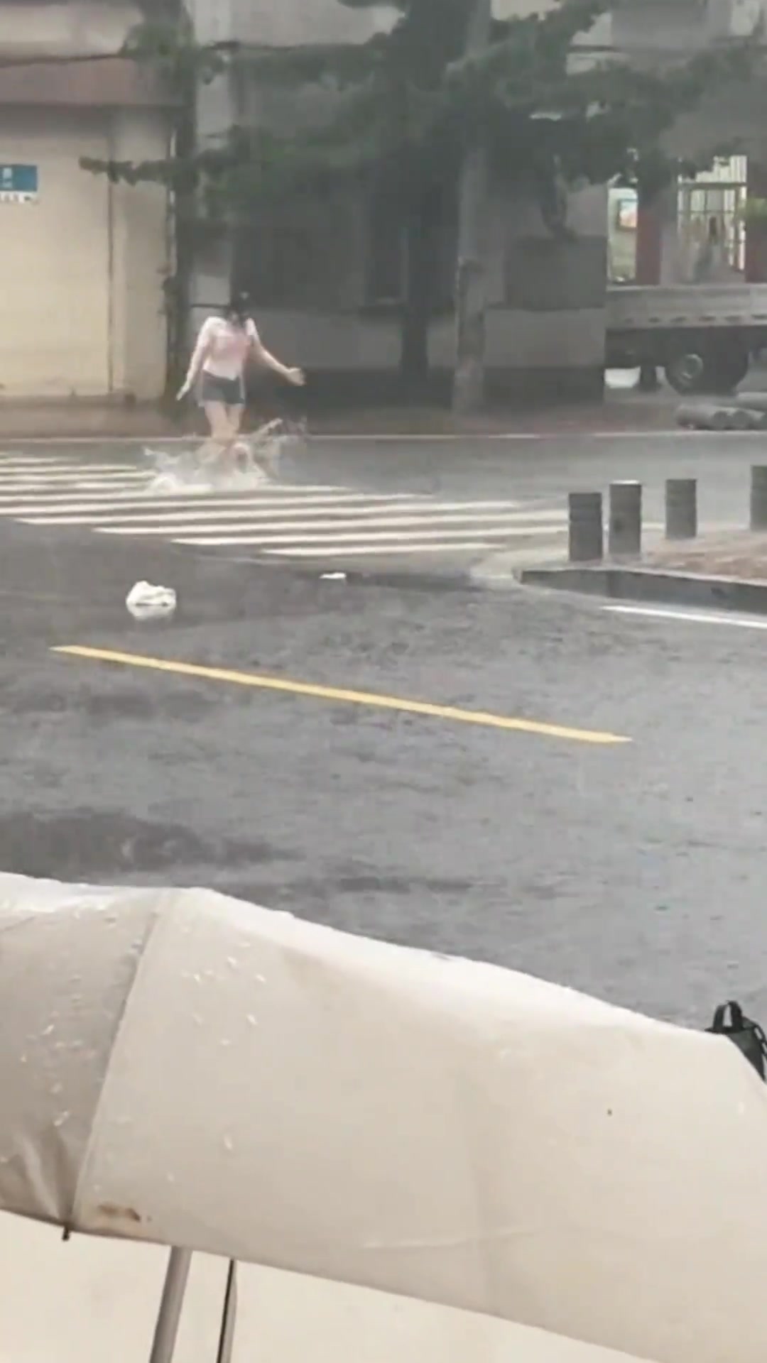 雨中跑跳，她真快乐！
