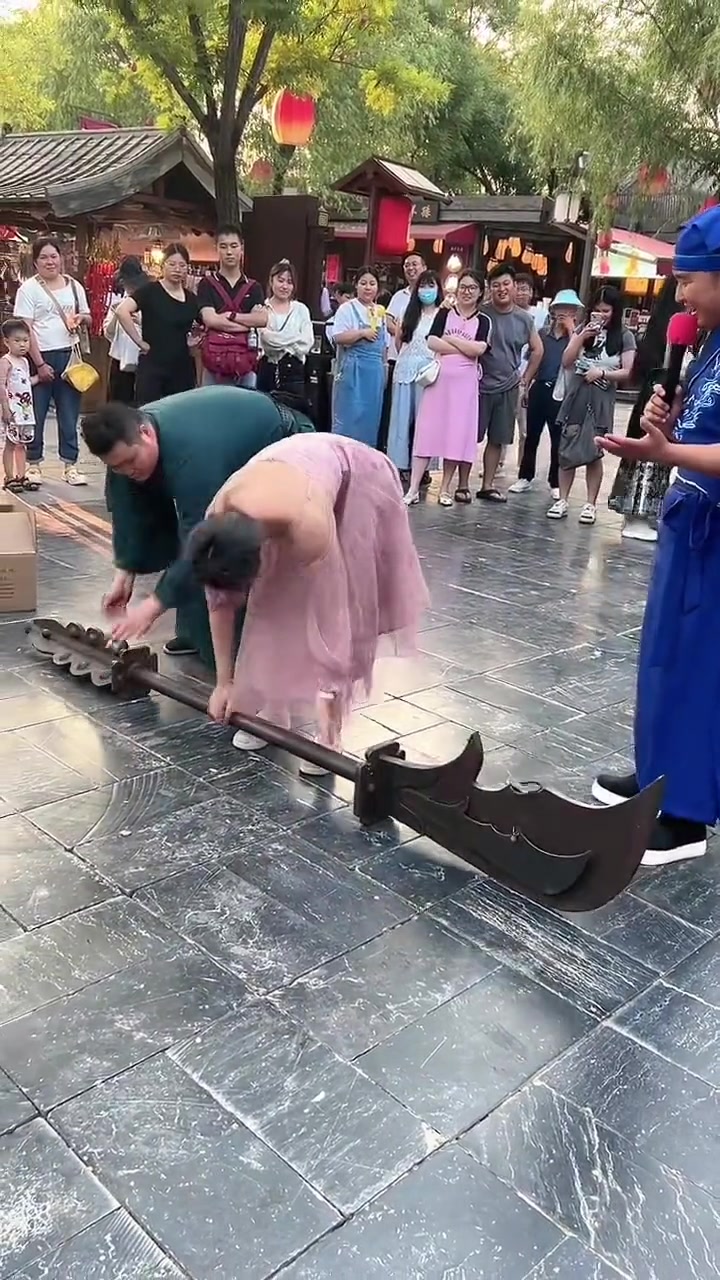 你叫她这小身板提起这么长一大刀，不是为难人嘛？！