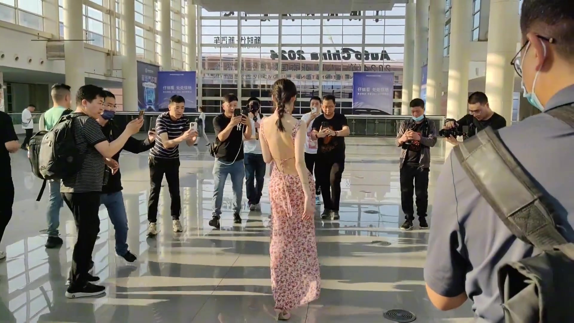 小姐姐这种六亲不认的步伐，不是一般人能走出来的