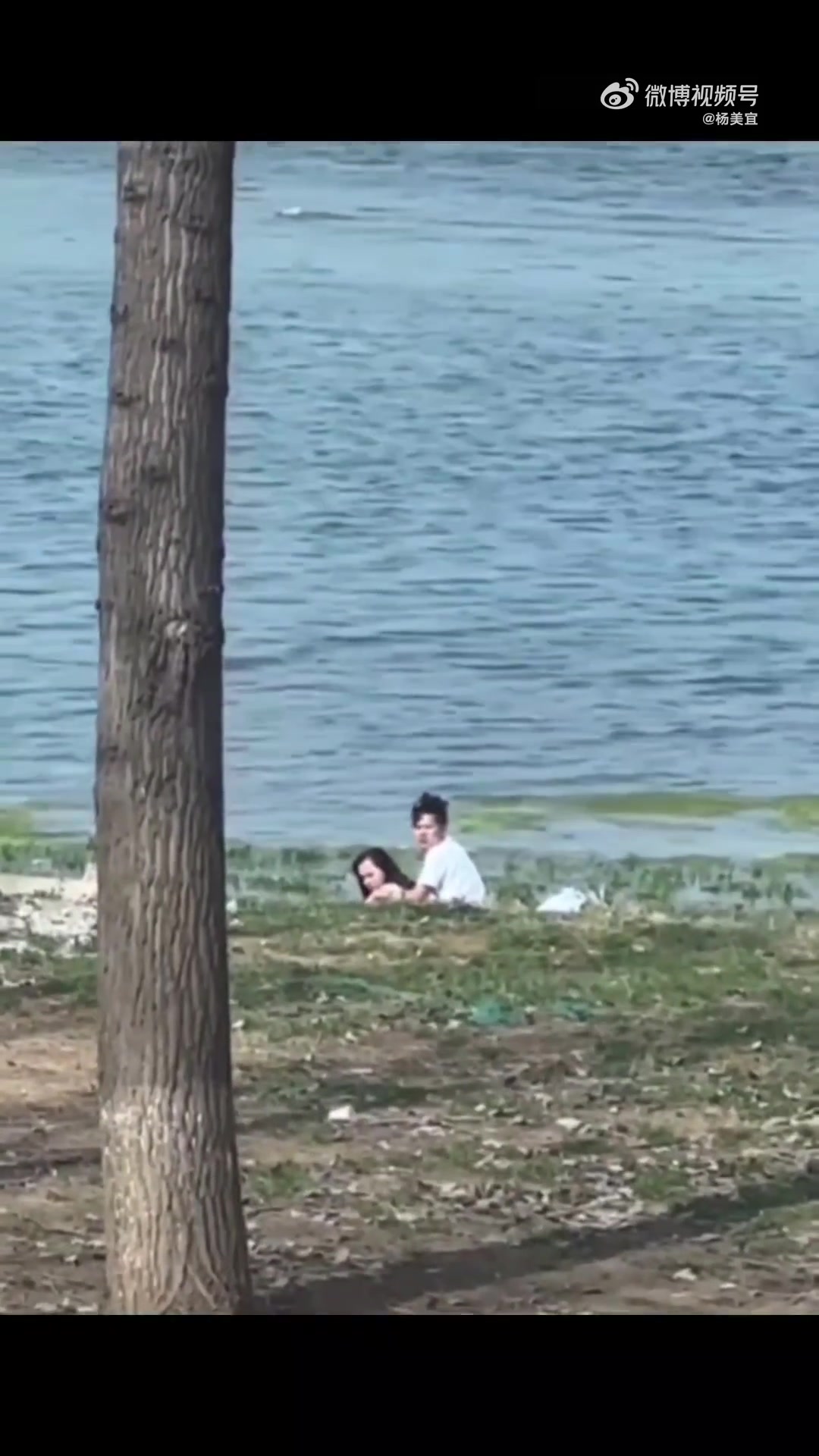 荒郊野岭的，小情侣就不能换个地方吗