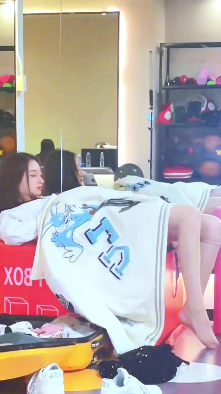 这样换裙子，就是为了防止他这种好色之徒！