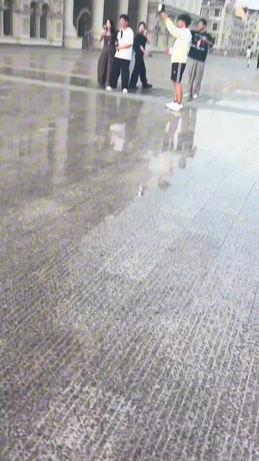 这群女网红真敬业，下雨天都要跑过来拍。。。