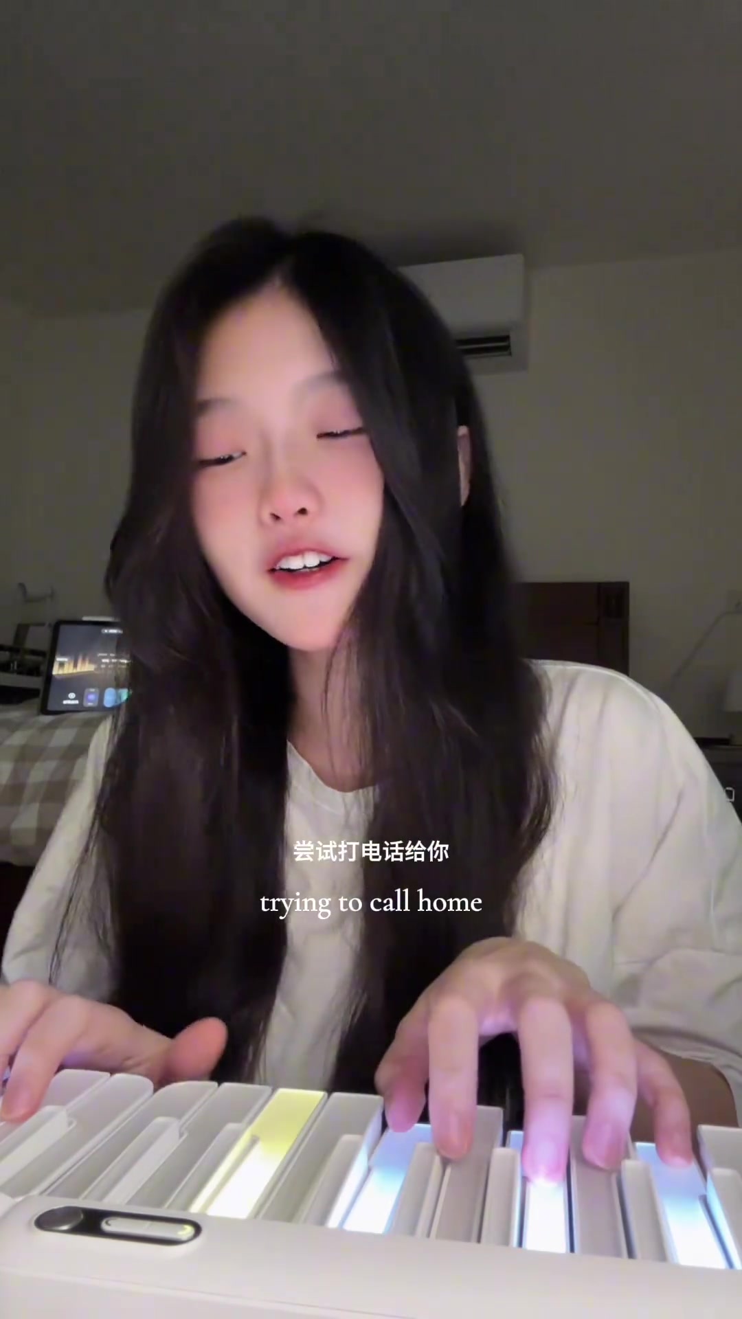 她对我唱歌，还对我笑啊，她…她是不是喜欢我啊？