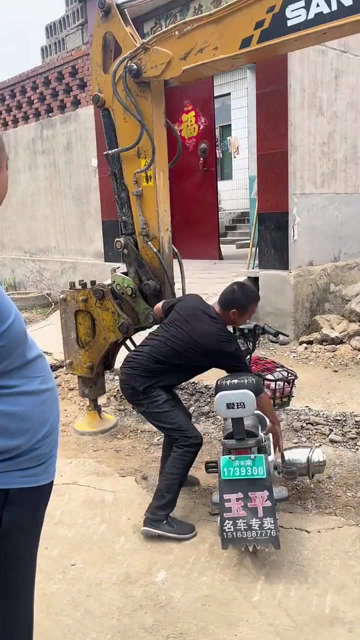 大门口修路，大哥还不乐意了说：别给他墙和房子震裂了