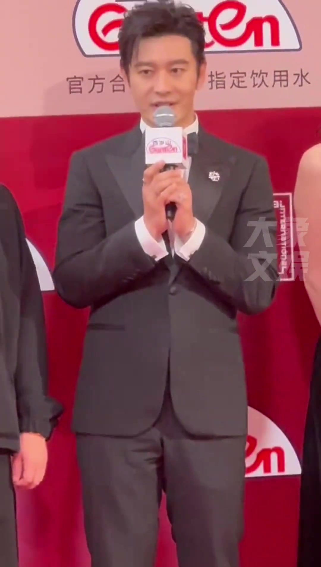 46岁黄晓明着礼服亮相上影节红毯，热情洋溢显绅士风范