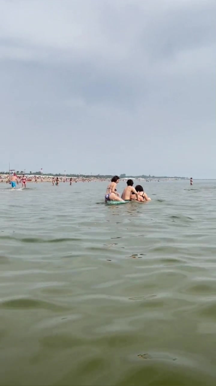 吧友们羡慕这个小伙么？或许她们是他姐姐呢？