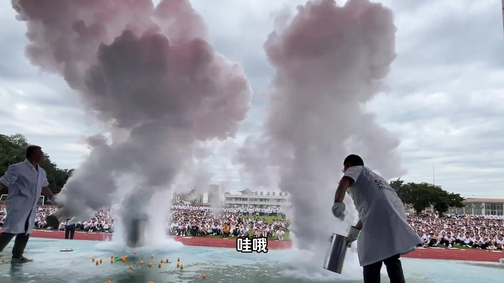 物理老师在校园科技节的开幕式上，成功造出2朵蘑菇云