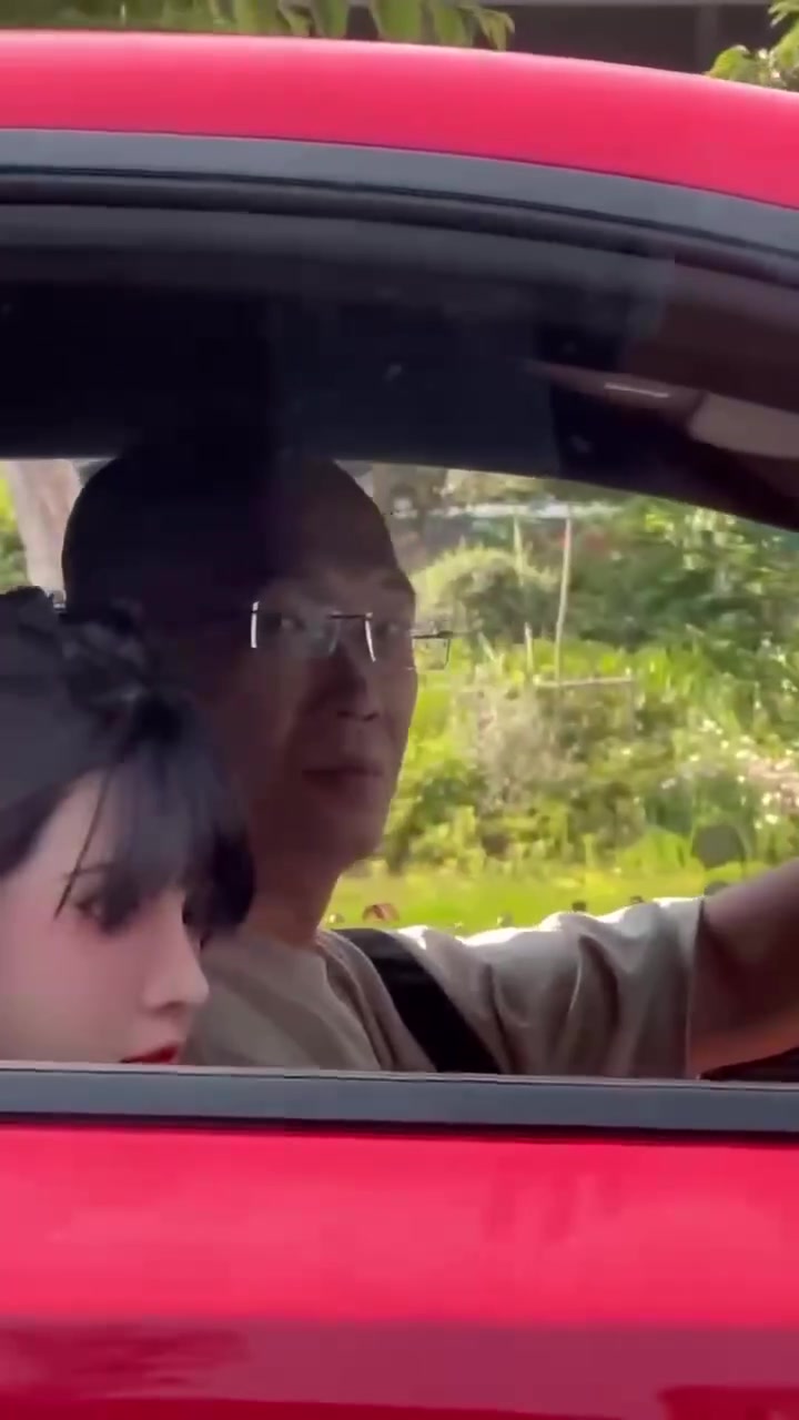 玩偶？副驾的小姐姐怎么看起来那么僵硬？