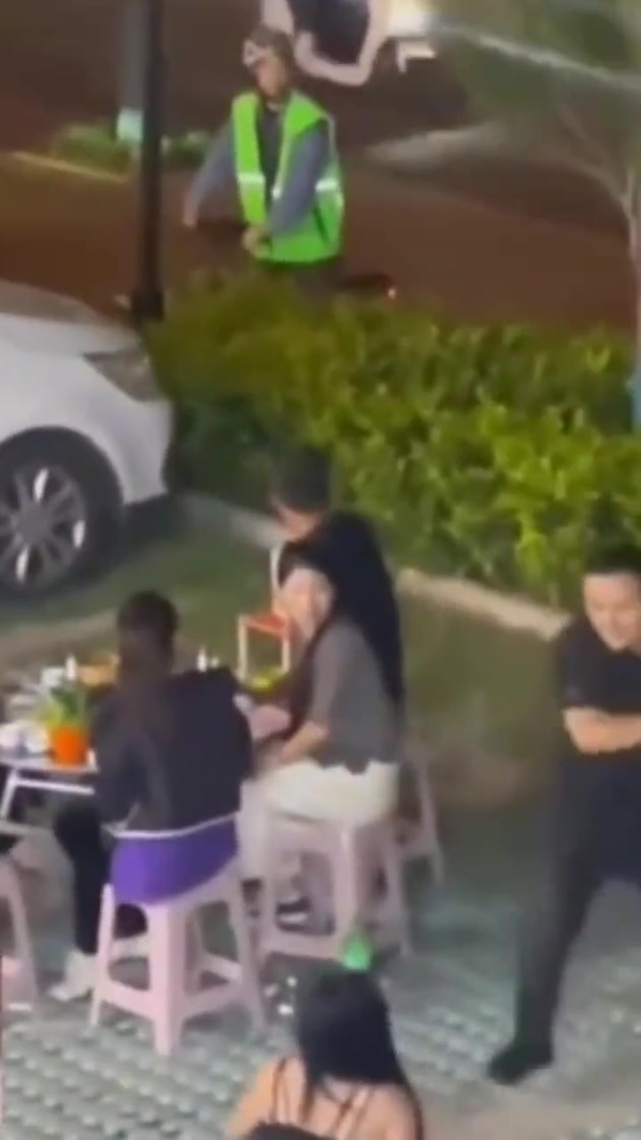 妻子跟朋友喝到半夜还不回家，丈夫抱着孩子找来