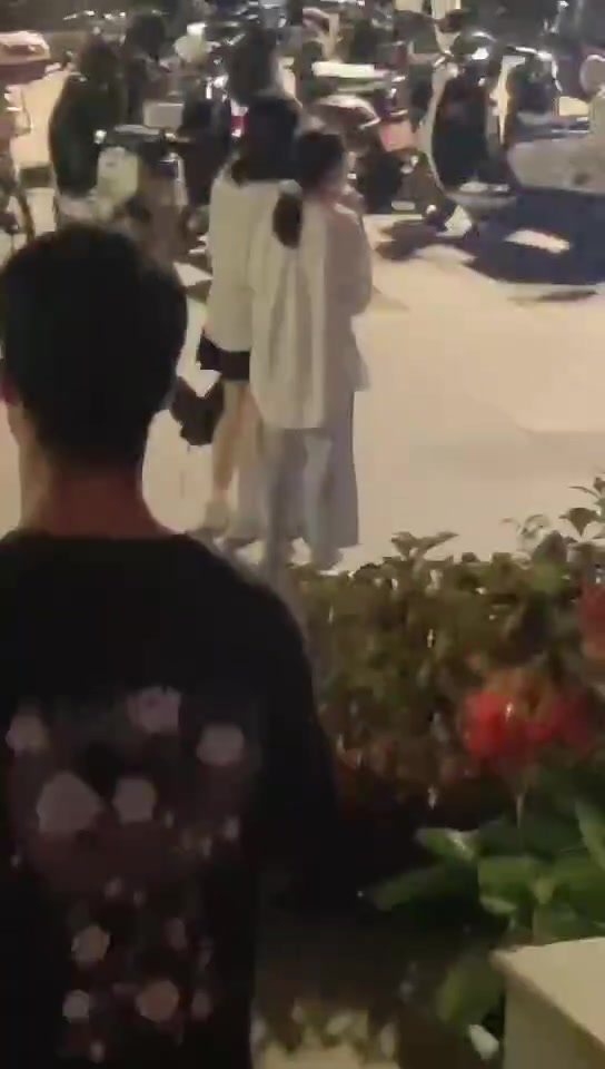 什么情况？感情纠纷？女子大庭广众之下嘶吼