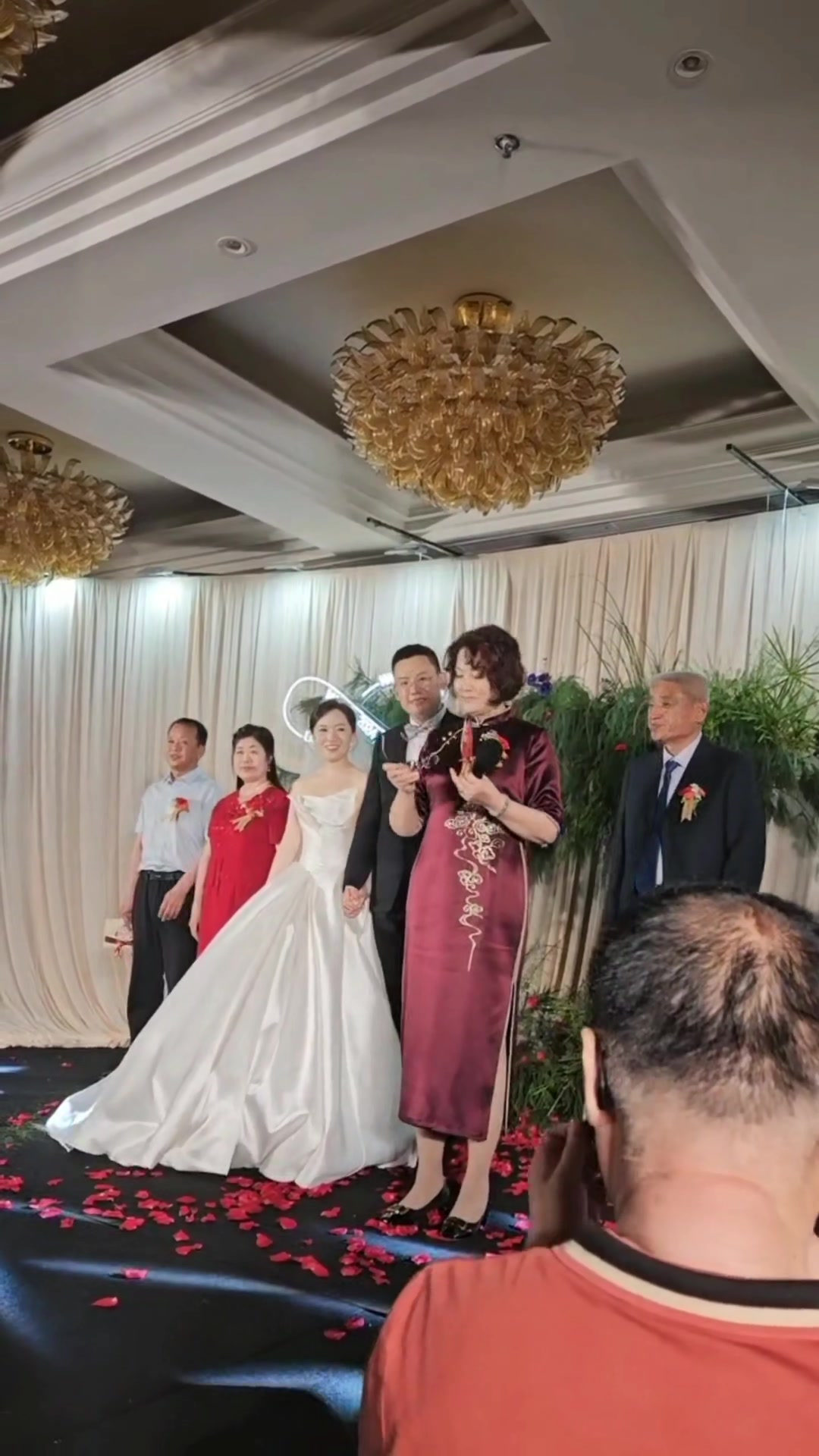 婚礼上婆婆准备致辞，这两下一般人整不来吧？