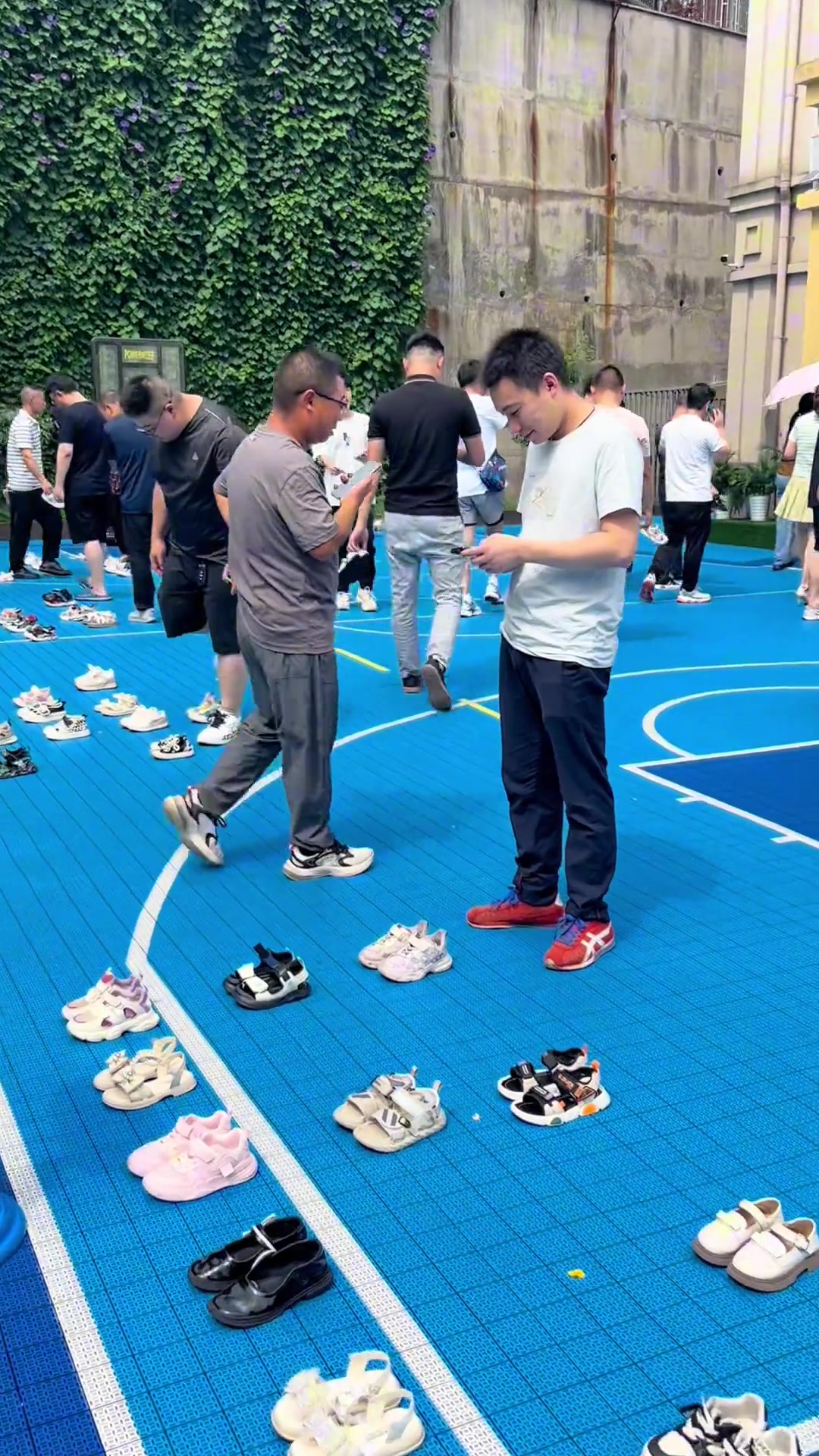 幼儿园举办认鞋子比赛，爸爸们发信息打视频场外求助