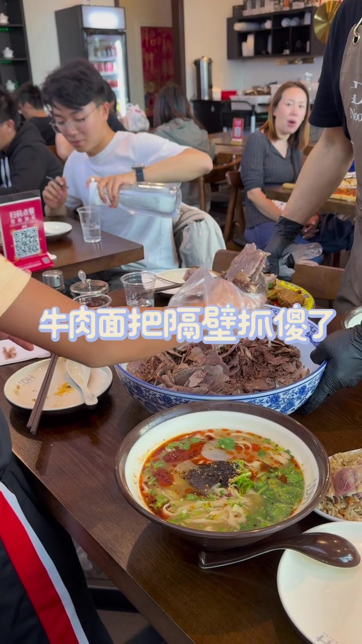 这牛肉抓的，隔壁都愣住了