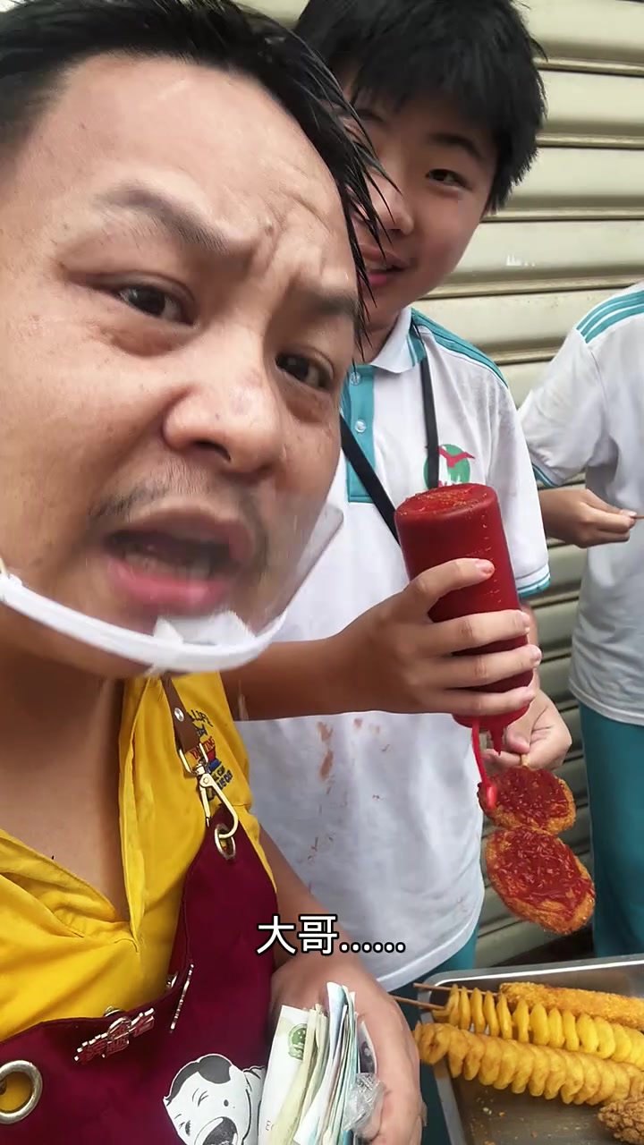 老板有格局！跟学生难打成一块