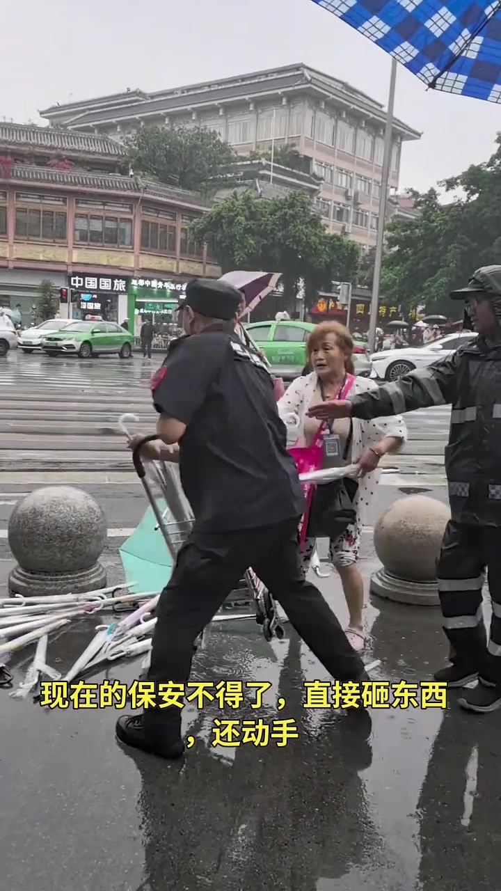 保安这样算违法吧？不让摆摊竟然直接砸东西